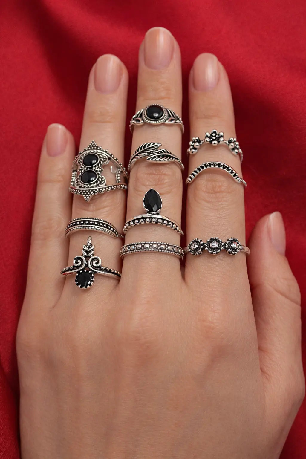 Zeneefa Vintage Black Stone Ring Set – Antique Silver Adjustable Finger Rings for Women